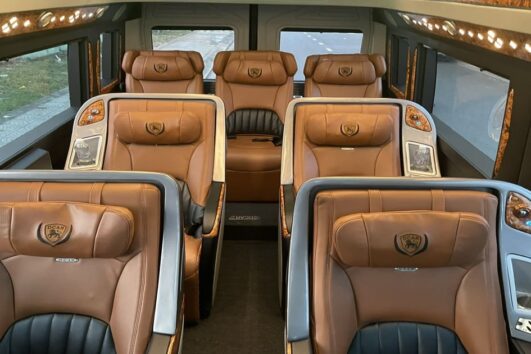 luxury-limosine-van-da-nang
